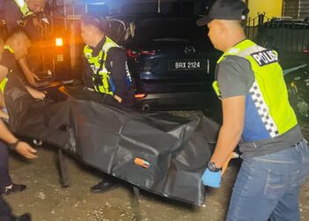 ANGGOTA polis mengangkat mayat wanita warga emas yang maut dipercayai ditetak di sebuah rumah di Taman Desa Aman, Ipoh semalam.