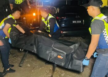 ANGGOTA polis mengangkat mayat wanita warga emas yang maut dipercayai ditetak di sebuah rumah di Taman Desa Aman, Ipoh malam tadi.