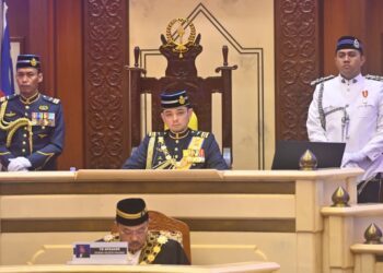 TENGKU Hassanal Ibrahim Alam Shah merasmikan Istiadat Pembukaan dan Mesyuarat Pertama Penggal Ke-5 Dewan Negeri Pahang Ke-15 di Wisma Sri Pahan, Kuantan, Pahang. -  UTUSAN/SHAIKH AHMAD RAZIF