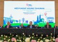 Abdul Razak Abdul Majid (depan, tengah) bersama Shamsul Ahmad (depan, kiri) dalam Mesyuarat Agung Tahunan Tenaga Nasional Berhad (TNB) ke-36 hari ini.