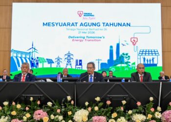 Abdul Razak Abdul Majid (depan, tengah) bersama Shamsul Ahmad (depan, kiri) dalam Mesyuarat Agung Tahunan Tenaga Nasional Berhad (TNB) ke-36 hari ini.