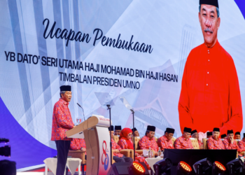 MOHAMAD Hasan berucap pada Konvensyen 80 Tahun UMNO, di Pusat Dagangan Dunia, di sini hari ini. - UTUSAN/SHIDDIEQIIN ZON