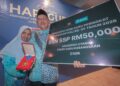 ABDUL Rasid Bakar bersama isterinya, Rasiah Wati Sanudin dengan Anugerah Tokoh Guru Kebangsaan 2026 yang diterima pada Majlis Sambutan Hari Guru Peringkat Kebangsaan Kali Ke-55 di Ipoh, Perak semalam. –MINGGUAN/ZULFACHRI ZULKIFLI