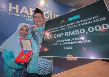 ABDUL Rasid Bakar bersama isterinya, Rasiah Wati Sanudin dengan Anugerah Tokoh Guru Kebangsaan 2026 yang diterima pada Majlis Sambutan Hari Guru Peringkat Kebangsaan Kali Ke-55 di Ipoh, Perak semalam. –MINGGUAN/ZULFACHRI ZULKIFLI