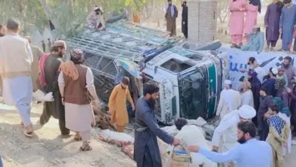 18 maut, 29 cedera trak terbalik di Afghanistan