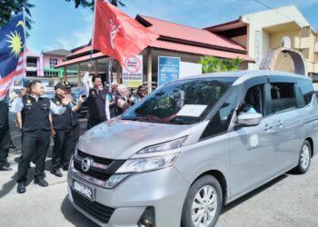 DR. Mohd. Azman Yaacob (kiri)mengibarkan bendera sebagai gimik Perasmian Operasi Mega Bersepadu Penguatkuasaan Akta Kawalan Produk Merokok Demi Kesihatan Awam 2024 (Akta 852) bersama agensi kerajaan di Dewan Majlis Daerah Pasir Mas, Kelantan. - UTUSAN/ROHANA ISMAIL