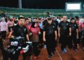 WAN Rosdy Wan Ismail (depan, tiga dari kiri) mada Majlis Pelancaran Liga Bola Sepak Rakyat Pahang 1st merebut Piala Al-Sultan Abdullan di Stadium Darul Makmur, Kuantan, Pahang. - UTUSAN/SHAIKH AHMAD RAZIF