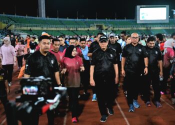 WAN Rosdy Wan Ismail (depan, tiga dari kiri) mada Majlis Pelancaran Liga Bola Sepak Rakyat Pahang 1st merebut Piala Al-Sultan Abdullan di Stadium Darul Makmur, Kuantan, Pahang. - UTUSAN/SHAIKH AHMAD RAZIF