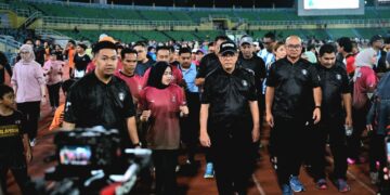 WAN Rosdy Wan Ismail (depan, tiga dari kiri) mada Majlis Pelancaran Liga Bola Sepak Rakyat Pahang 1st merebut Piala Al-Sultan Abdullan di Stadium Darul Makmur, Kuantan, Pahang. - UTUSAN/SHAIKH AHMAD RAZIF