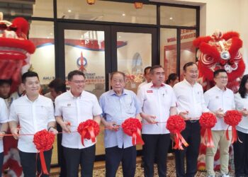 LIM Kit Siang (tiga dari kiri) dan Anthony Loke (tiga dari kanan) memotong reben pada perasmian Wisma DAP Sitiawan di Perak, hari ini. - UTUSAN/FADZIL ZAINOL