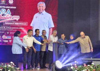 AHMAD Zahid Hamidi (tengah) merasmikan Majlis Peluncuran Mara Prihatin 2026 Peringkat Kebangsaan di Politeknik Maritim Sultan Nazrin Shah di Bagan Datuk hari ini. - UTUSAN/AIN SAFRE BIDIN