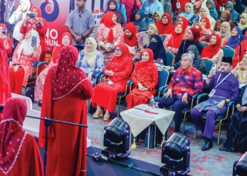 AHMAD Zahid Hamidi menyaksikan pertandingan nasyid pada Kongres Pendidikan Bumiputera 2026 sempena Ulangtahun UMNO ke-80, di Kuala Lumpur. - UTUSAN/SHIDDIEQIIN ZON