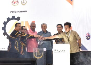 AHMAD Zahid Hamidi merasmikan Jelajah AIM TVET Negeri Perak di Bulatan Sultan Azlan Shah, Ipoh, Perak semalam.