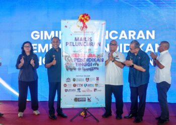 ZAMBRY Abd. Kadir (dua dari kiri) merasmikan Program Kembara Pendidikan Tinggi@Terengganu dan Program Kampung Angkat Madani di Sekolah Menengah Kebangsaan (SMK) Menerong, Hulu Terengganu, Terengganu. - UTUSAN/PUQTRA HAIRRY