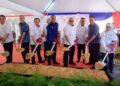 ZAMBRY Abdul Kadir (empat kiri) menyempurnakan gimik sempena Majlis Pecah Tanah Kolej Komuniti Pontian, di Benut, di sini hari ini.