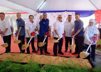 ZAMBRY Abdul Kadir (empat kiri) menyempurnakan gimik sempena Majlis Pecah Tanah Kolej Komuniti Pontian, di Benut, di sini hari ini.