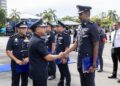 MOHD. Yusoff Mamat menyampaikan surat penghargaan kepada pegawainya selepas merasmikan Perhimpunan Bulanan Ibu pejabat Polis Kontinjen (IPK) Kelantan, Kota Bharu, Kelantan. - UTUSAN/KAMARUL BISMI KAMARUZAMAN