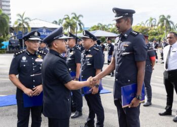 MOHD. Yusoff Mamat menyampaikan surat penghargaan kepada pegawainya selepas merasmikan Perhimpunan Bulanan Ibu pejabat Polis Kontinjen (IPK) Kelantan, Kota Bharu, Kelantan. - UTUSAN/KAMARUL BISMI KAMARUZAMAN