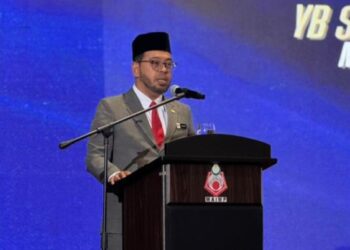 ZULKIFLI Hasan ketika berucap di Majlis Anugerah Cemerlang (APC) 2025 dan Anugerah Perkhidmatan Setia 25 Tahun MAIWP di Dewan Perdana Felda, di sini hari ini.