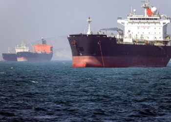 KAPAL tangki berbendera Gambia dilihat berlabuh di Selat Hormuz berhampiran Bandar Abbas di selatan Iran.-AFP