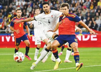 PEMAIN pertahanan Iraq, Zaid Tahseen dan penyerang Sepanyol, Gonzalo Garcia bersaing merebut bola dalam aksi persahabatan menjelang Piala Dunia 2026 di Stadium Riazor, kelmarin. Perlawanan berakhir dengan kedua-dua pasukan terikat 1-1.- AFP