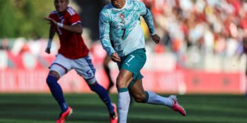 AKSI Pemain Portugal, Cristiano Ronaldo pada aksi persahabatan Portugal menentang Chile di Stadium Nacional, awal pagi tadi.-AFP