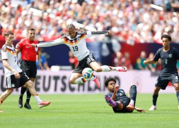 LEROY Sane(tengah) cuba melepasi halangan dari pemain Amerika Syarikat pada aksi persahabatan di Stadium Soldier Field,kelmarin-AFP