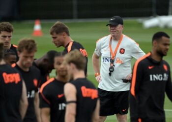 SKUAD Belanda menjalani latihan sebgai persiapan untuk berdepan Jepun, esok.- AFP