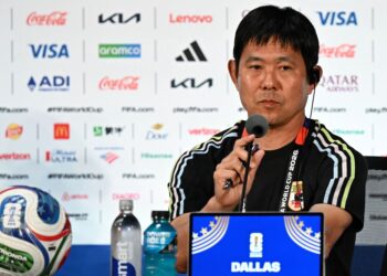 Jurulatih Jepun, Hajime Moriyasu sebak ketika mengulas  keputusannya menggugurkan Wataru Endo dalam skuad Piala Dunia 2026.-AFP