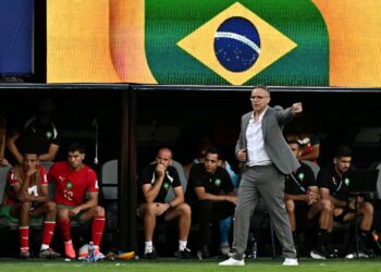 Mohamed Ouahbi memberi arahan kepada pemainnya ketika berdepan Brazil.- AFP