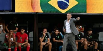 Mohamed Ouahbi memberi arahan kepada pemainnya ketika berdepan Brazil.- AFP