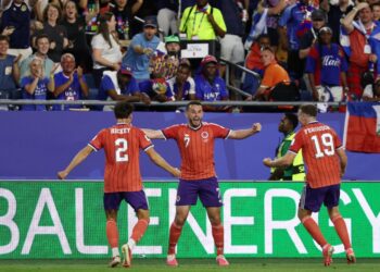 John McGinn (tengah) meraikan jaringannya ketika berdepan Haiti.- AFP