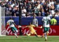 MENDY melakukan beberapa aksi menyelamat penting ketika Senegal berdepan Perancis.- AFP