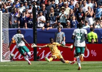 MENDY melakukan beberapa aksi menyelamat penting ketika Senegal berdepan Perancis.- AFP