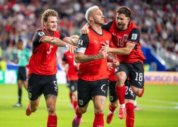 PEMAIN Austria meraikan kejayaan mereka menumpaskan Jordan 3-1 dalam aksi pembukaan Piala Dunia 2016.- AFP