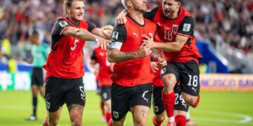 PEMAIN Austria meraikan kejayaan mereka menumpaskan Jordan 3-1 dalam aksi pembukaan Piala Dunia 2016.- AFP