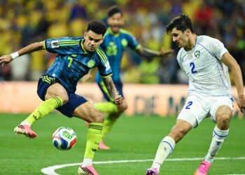 LUIS Diaz(kiri) mengawal bola melepasi asakan pertahanan Uzbekistan, Abdukodir Khusanov dalam aksi Kumpulan K Piala Dunia 2026 antara Uzbekistan dan Colombia di Stadium Mexico City, hari ini. – AFP