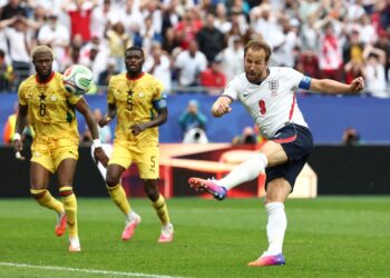 HARRY Kane melakukan percubaan ketika berdepan Ghana dalam aksi kedua Kumpulan L.- AFP