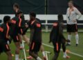RONALD Koeman memantau sesi latihan Belanda menjelang aksi pusingan 16 menentang Maghribi, esok.