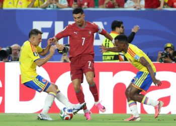 CRISTIANO Ronaldo dikawal ketat oleh pemain Colombia, semalam.-AFP