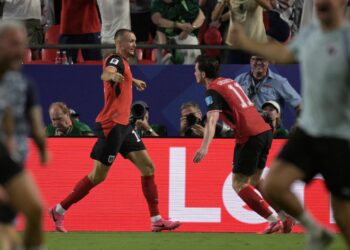 PENYERANG Austria, Sasa Kalajdzic (kiri), meraikan jaringan ketiga pasukannya bersama rakan sepasukan, Michael Gregoritsch ketika aksi Piala Dunia 2026 Kumpulan J menentang Algeria di Stadium Kansas City-AFP