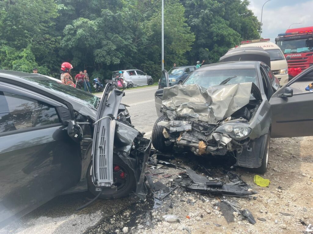 Kanak-kanak perempuan maut nahas dua kereta