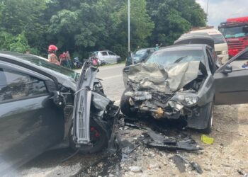 KEADAAN dua kereta yang terlibat dalam kemalangan di Jalan Charok Pelandok, Sik petang, semalam.