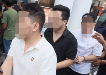 TIGA daripada empat suspek yang sebelum ini ditahan kerana dipercayai terlibat dengan pertaruhan bola sepak dibawa ke Mahkamah Majistret George Town, Pulau Pinang hari ini untuk mendapatkan perintah reman. - UTUSAN/DANIAL SAAD