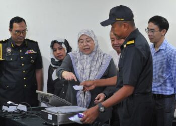 Fuziah Salleh diberi penerangan mengenai berat pembungkus makanan ketika mengadakan lawatan kerja ke kilang SDS Food Manufacturing Sdn. Bhd. di Jalan Kempas Lama, Johor Bahru, Johor hari ini. - UTUSAN/RAJA JAAFAR ALI