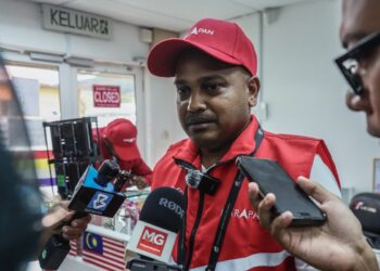 B. GUNA Balakrishnan ketika ditemui pemberita selepas melakukan lawatan ke sekitar Felda Layang-Layang, Kluang, Johor