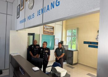 ADZLI Abu Shah (tengah) mengadakan lawatan ke Pondok Polis Jeniang yang beroperasi sementara bagi menggantikan Balai Polis Jeniang yang sedang dinaik taraf di Gurun, Kedah.