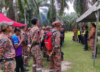 OPERASI mencari dan menyelamat (SAR) Abdullah Alias, 78, yang dilaporkan hilang selepas memasuki kebun sawit miliknya di Felda Palong 3, Jempol , pada Ahad lalu diperluaskan sehingga radius tiga kilometer hari ini. - GAMBAR/IHSAN POLIS
