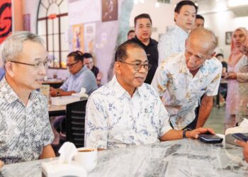 MOHAMED Khaled Nordin beramah mesra dalam suasana santai dengan masyarakat Cina di Kota Tinggi, semalam.
