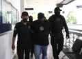 ANGGOTA polis membawa G. Ramesh yang merupakan ketua kumpulan 'Geng Rames' kerana menjadi ahli kumpulan jenayah terancang di Mahkamah Sesyen Alor Setar, hari ini. - UTUSAN/ SHAHIR NOORDIN